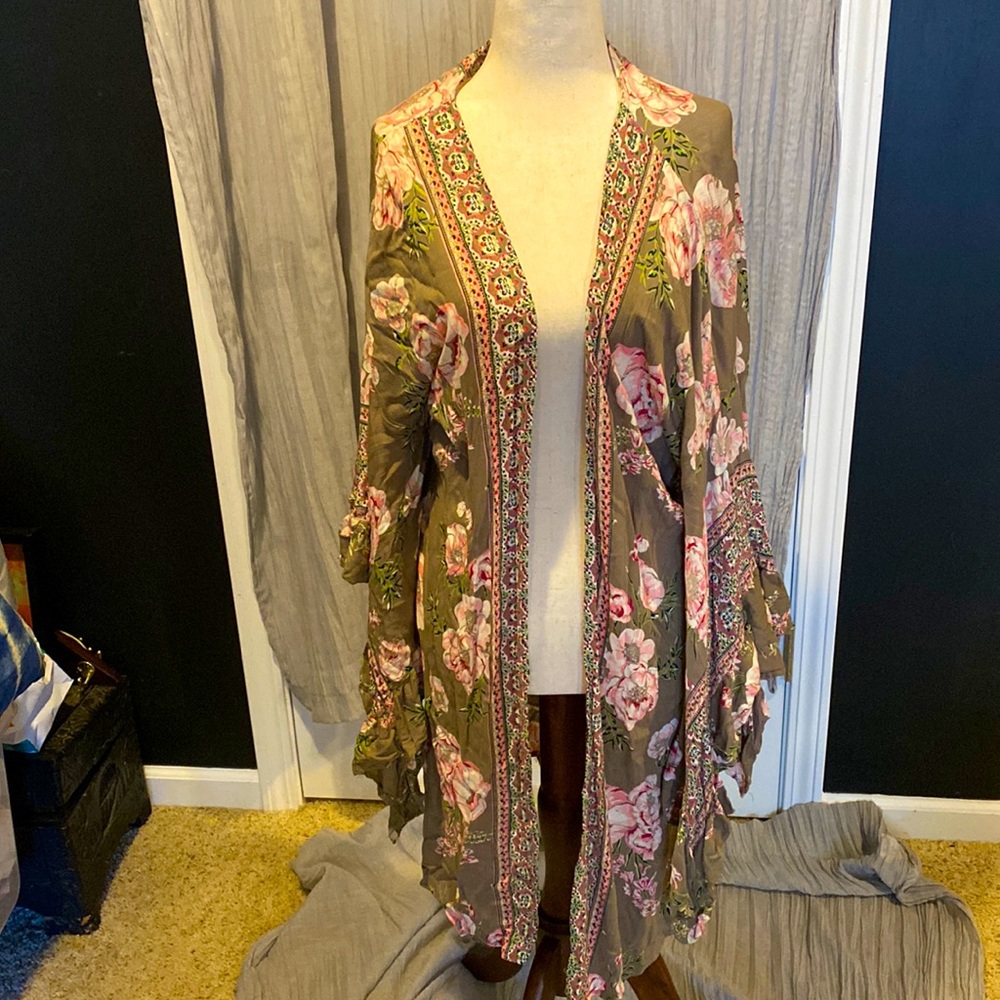 Very pretty Kimono, size Med, colorful